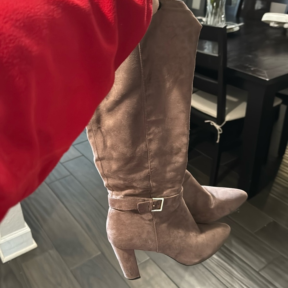 Beige size 10 Jones, New York knee-high boots